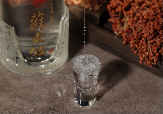 牛栏山是酒精酒为啥还那么火,十几块钱的牛栏山酒