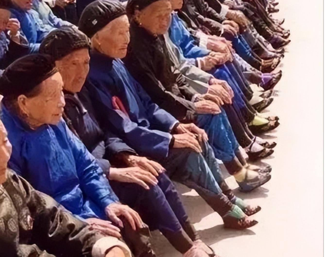 封建社会女人为什么裹小脚,封建时期女性裹小脚的影响