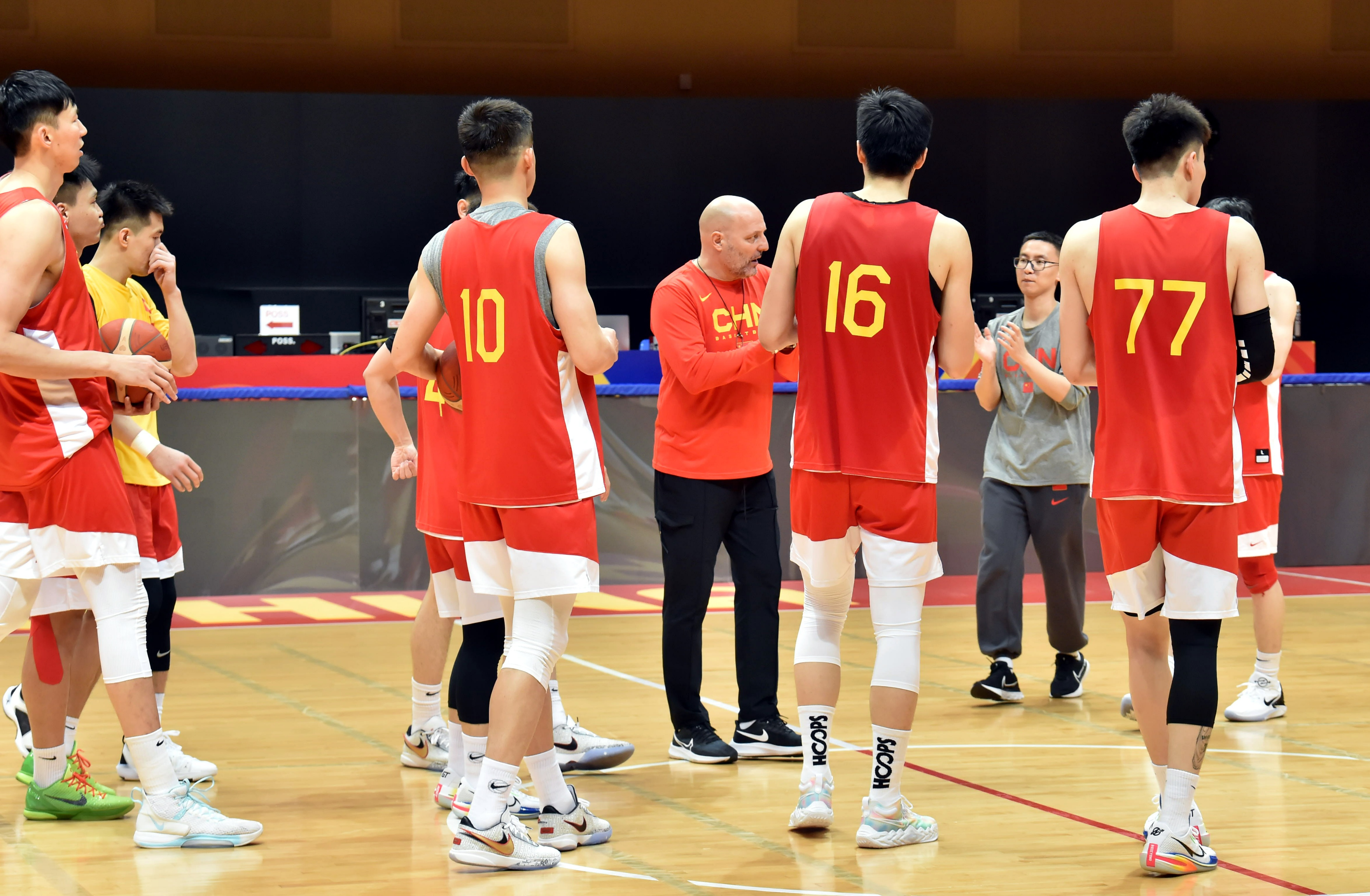 成果检验的时候到了，这支中国男篮第一次用欧洲篮球武装大脑