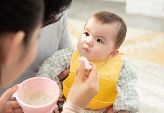 八个月宝宝辅食怎样添加米粉,宝宝八个月添加奶粉不吃怎么办