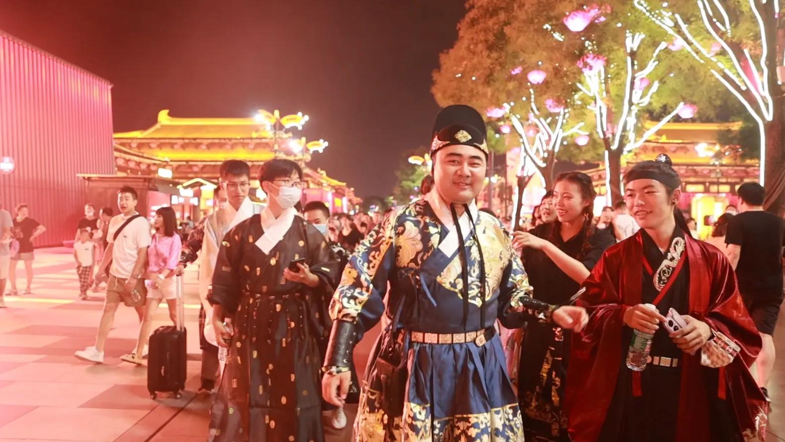 吐槽迪奥被指抄袭中国马面裙,引热议迪奥被指抄袭中国马面裙