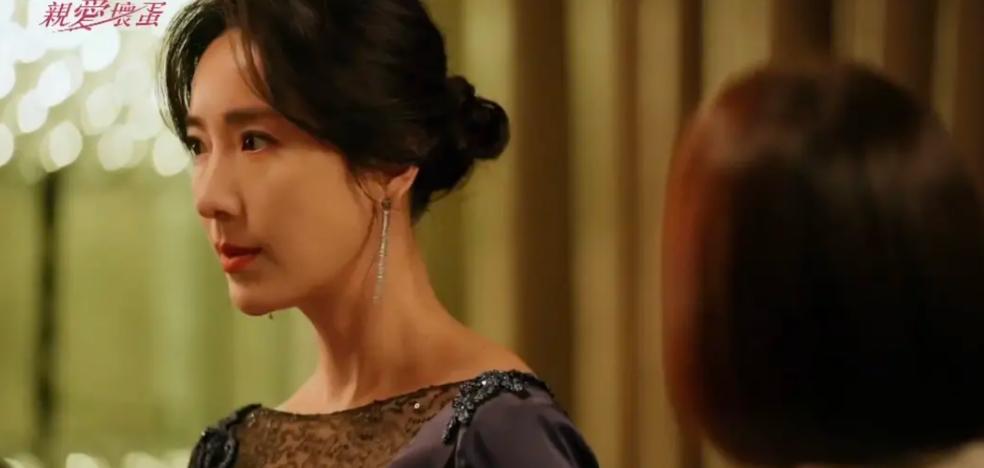 曾靠性感封神的她，又带着大尺度回归了