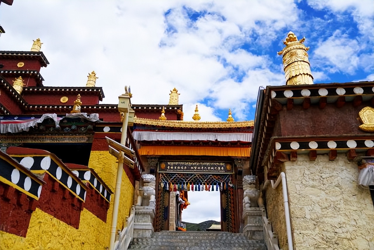 云南布达拉宫简介,云南小布达拉宫主要什么民族