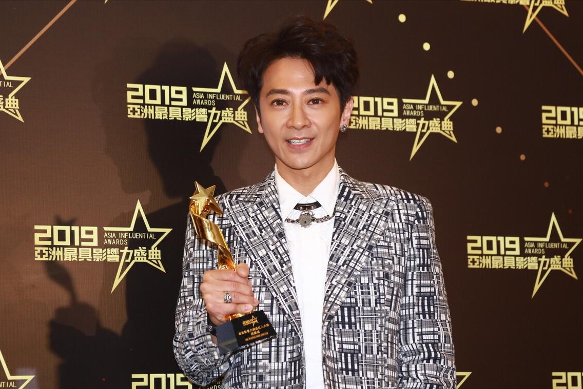 因一句“*鱼岛钓**是中国的”，惨遭封杀多年，如今复出变得光彩亮人