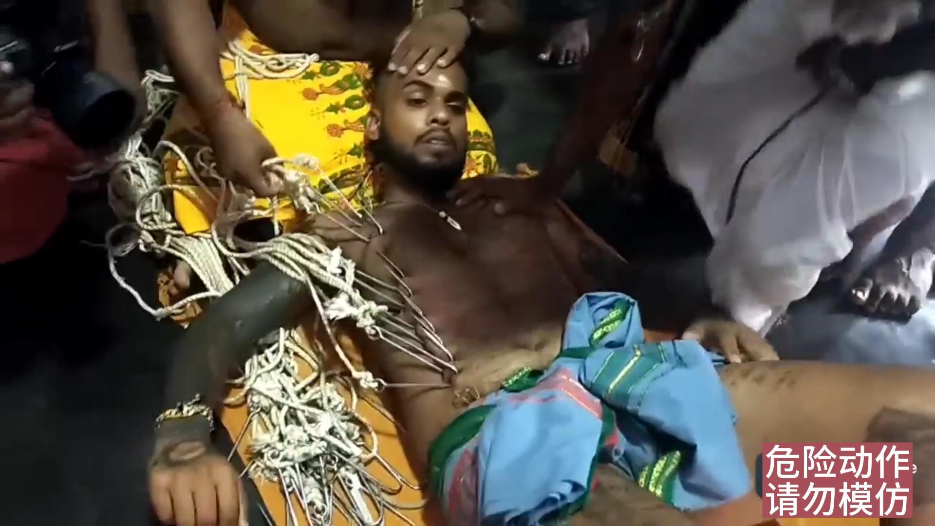 印度奇葩，用钩子穿过男子皮肉不流血，躺在刀上吊起来用绳子抽打