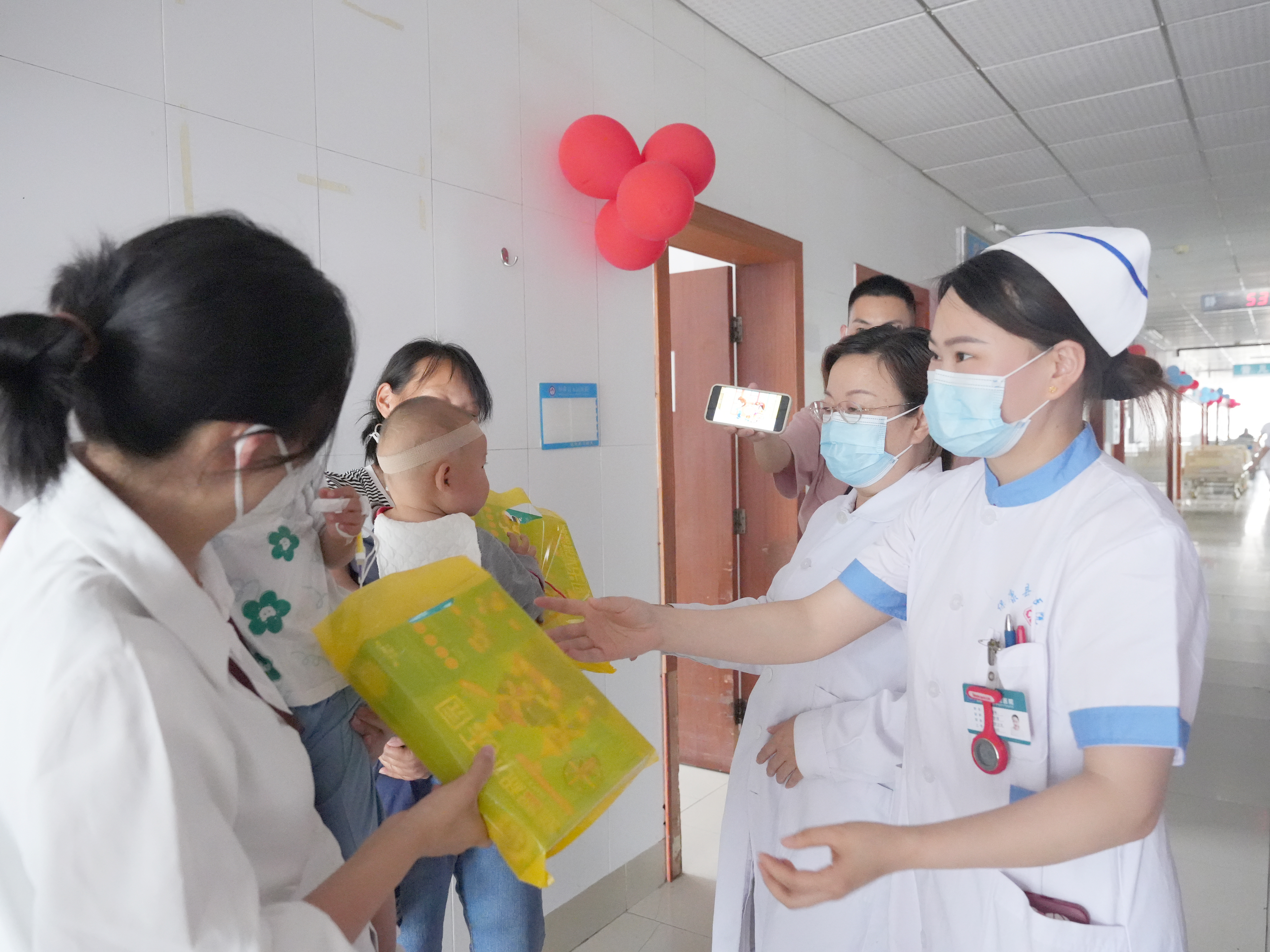 儿科门诊输液室欢庆六一,六一儿童节儿科病房里的快乐童年