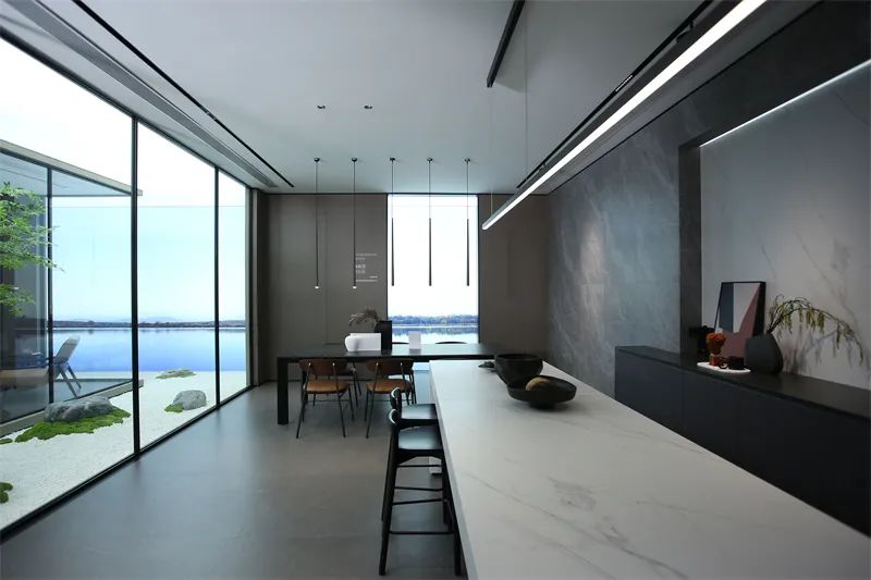 冠军的父母看到孩子夺冠,冠军的家庭