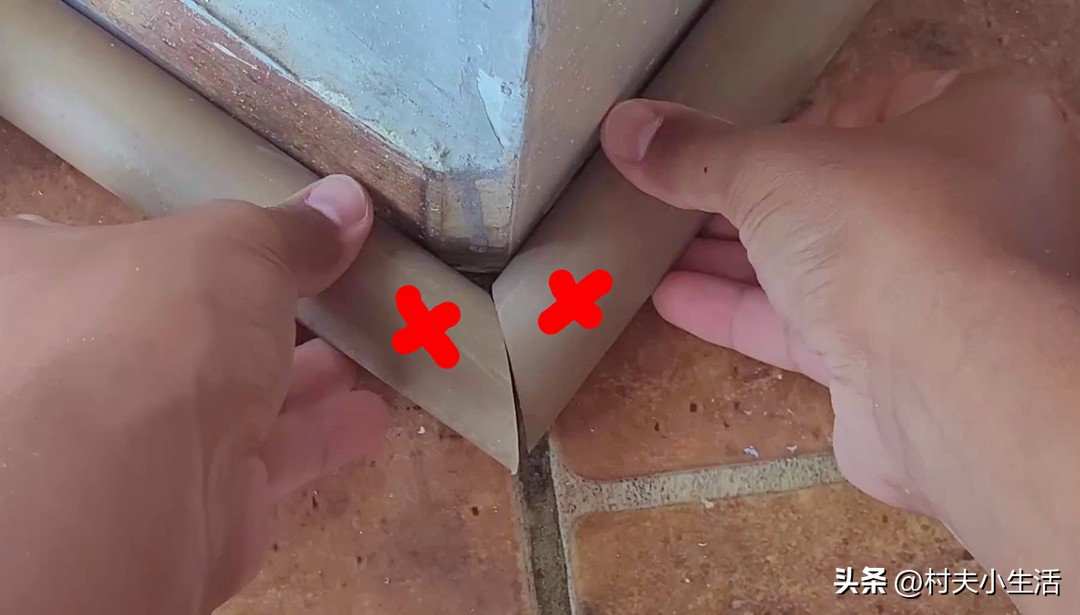 把502胶水滴在插座上,把502胶水滴在纯净水里