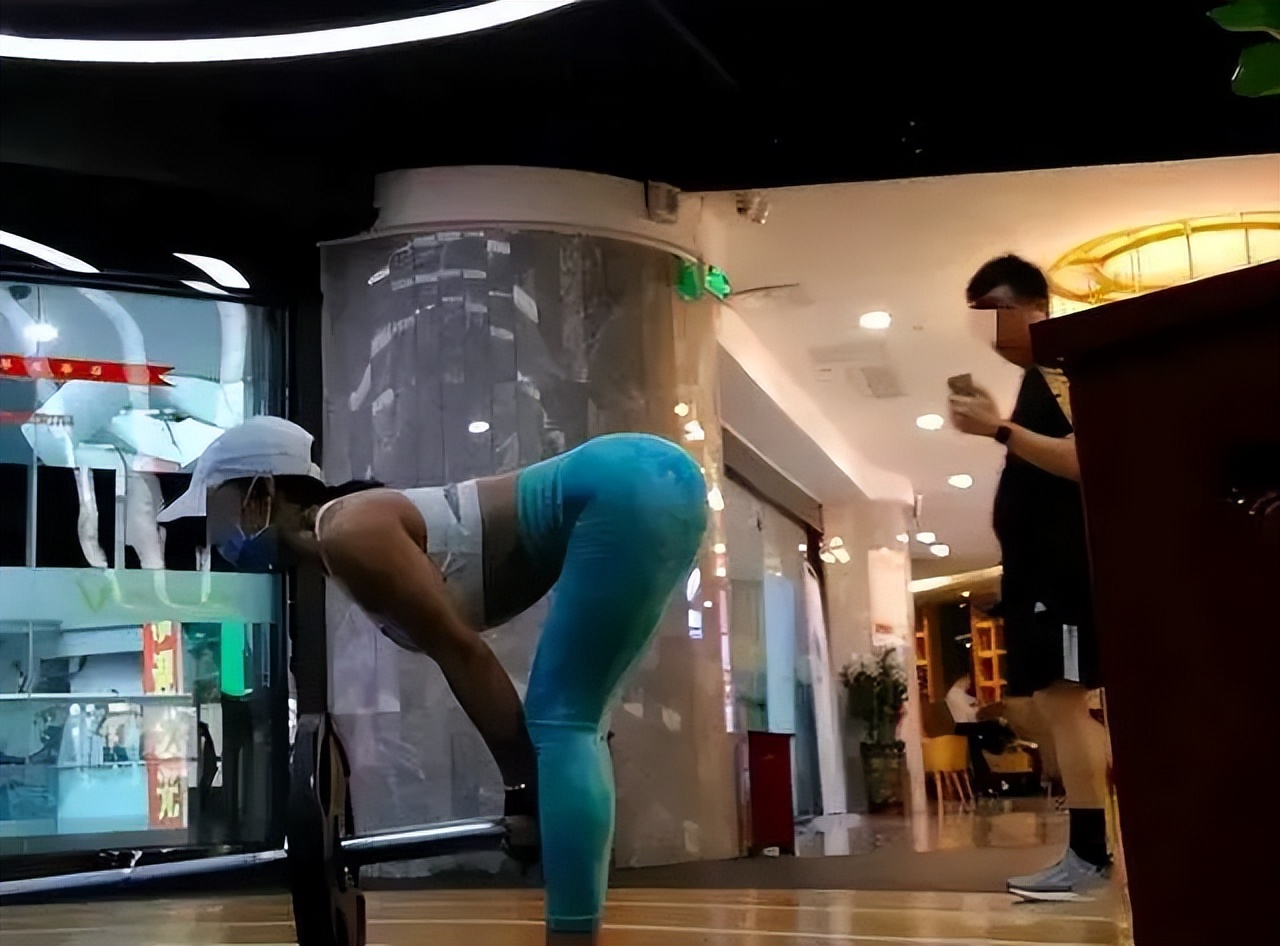 健身房的阴暗一面！*拍偷**意淫女学员，男教练强行剪开裆部看*处私**