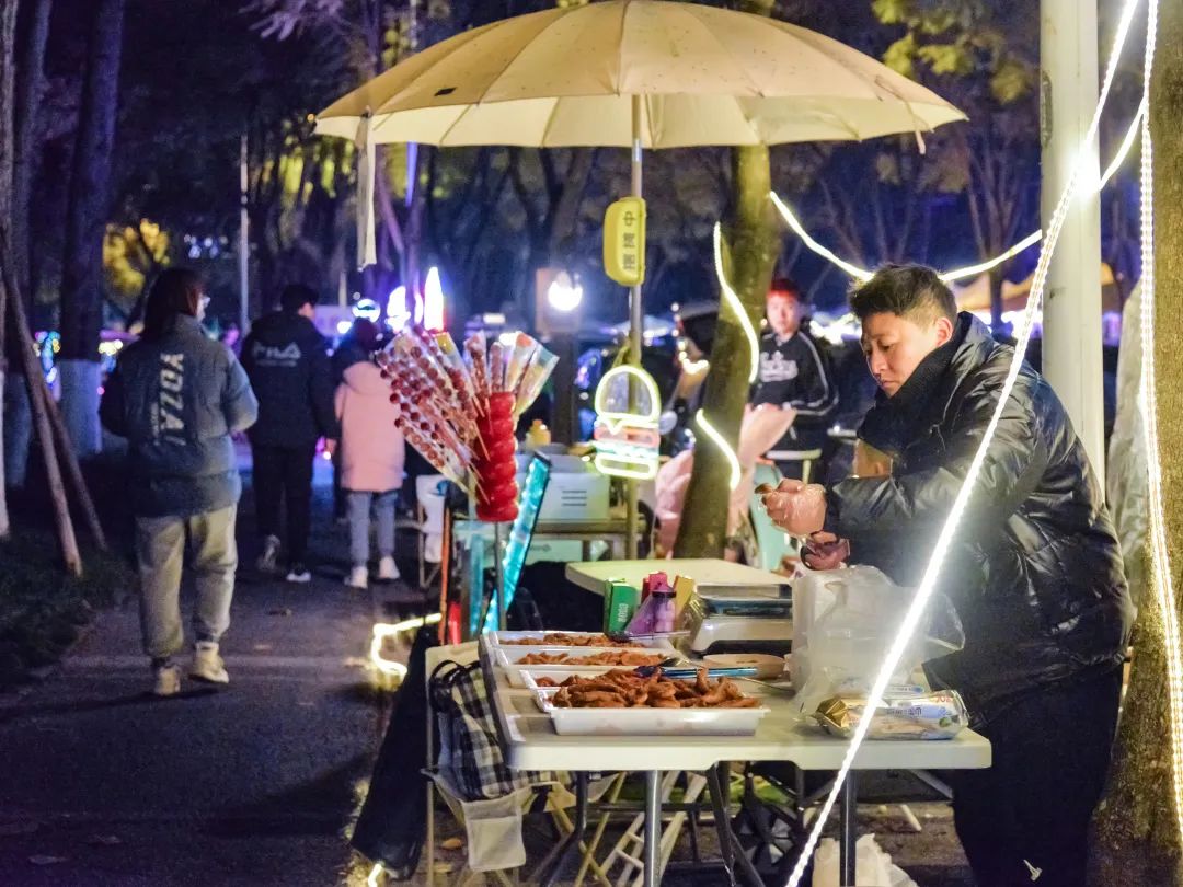三色路夜市焕新归来,彰显国际范三色路夜市焕新归来
