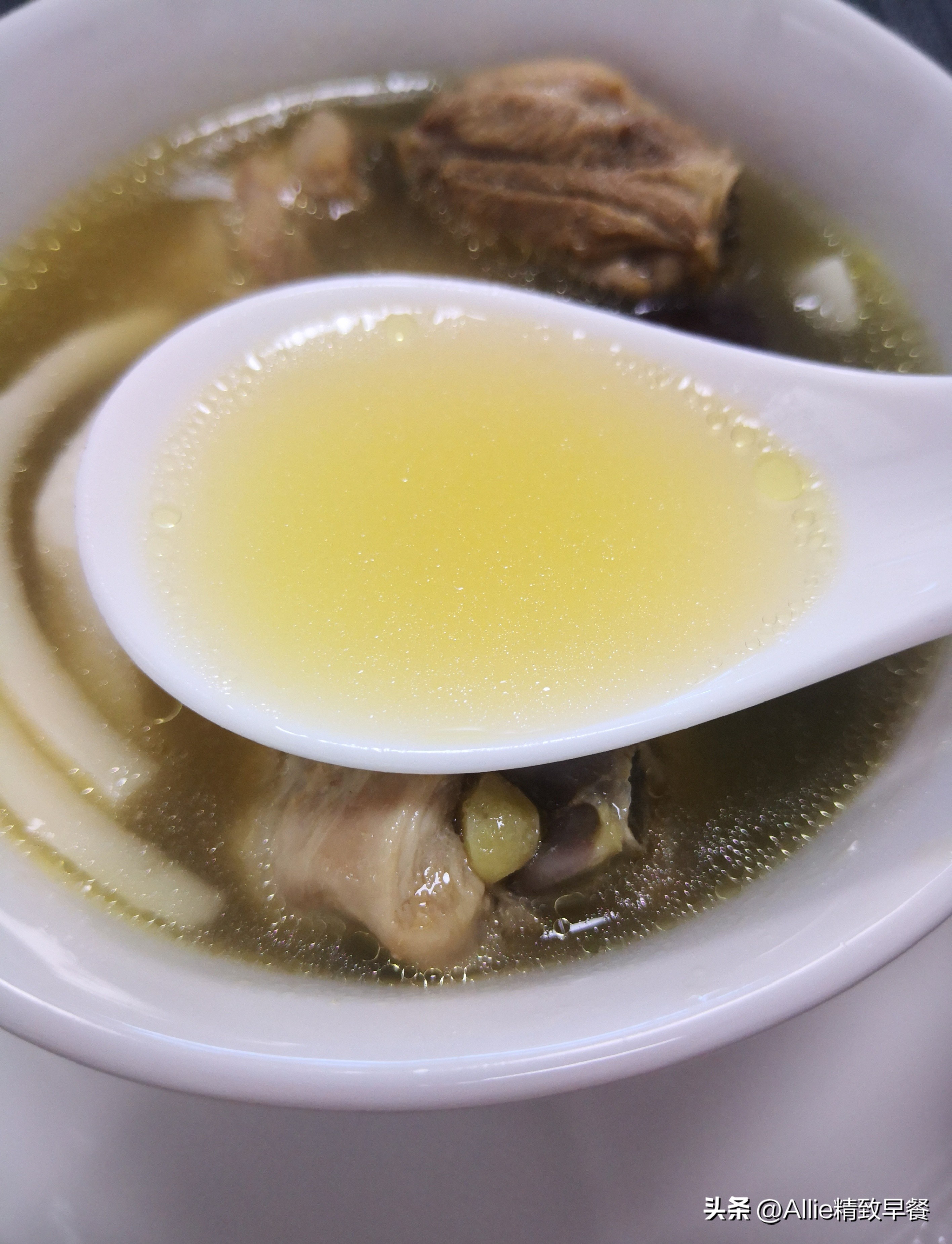 鸡汤怎么做不油腻好喝,大厨做鸡汤怎么炖好喝又不油腻