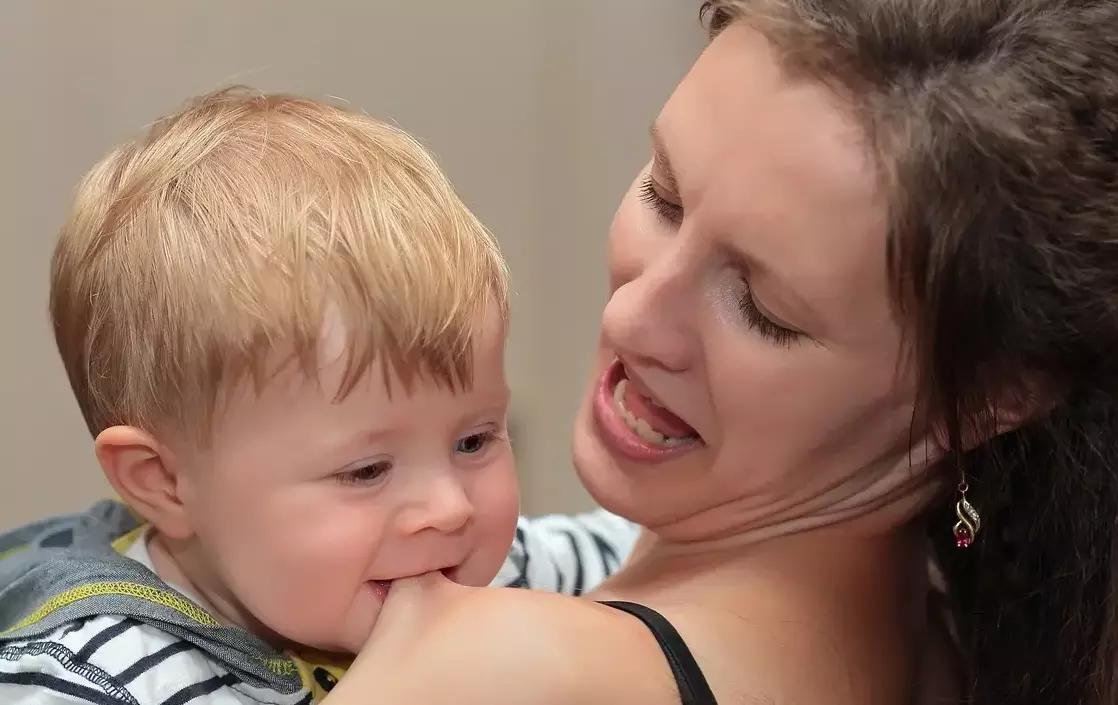 宝宝爱咬人怎么办,幼儿园咬人案例怎么跟家长沟通