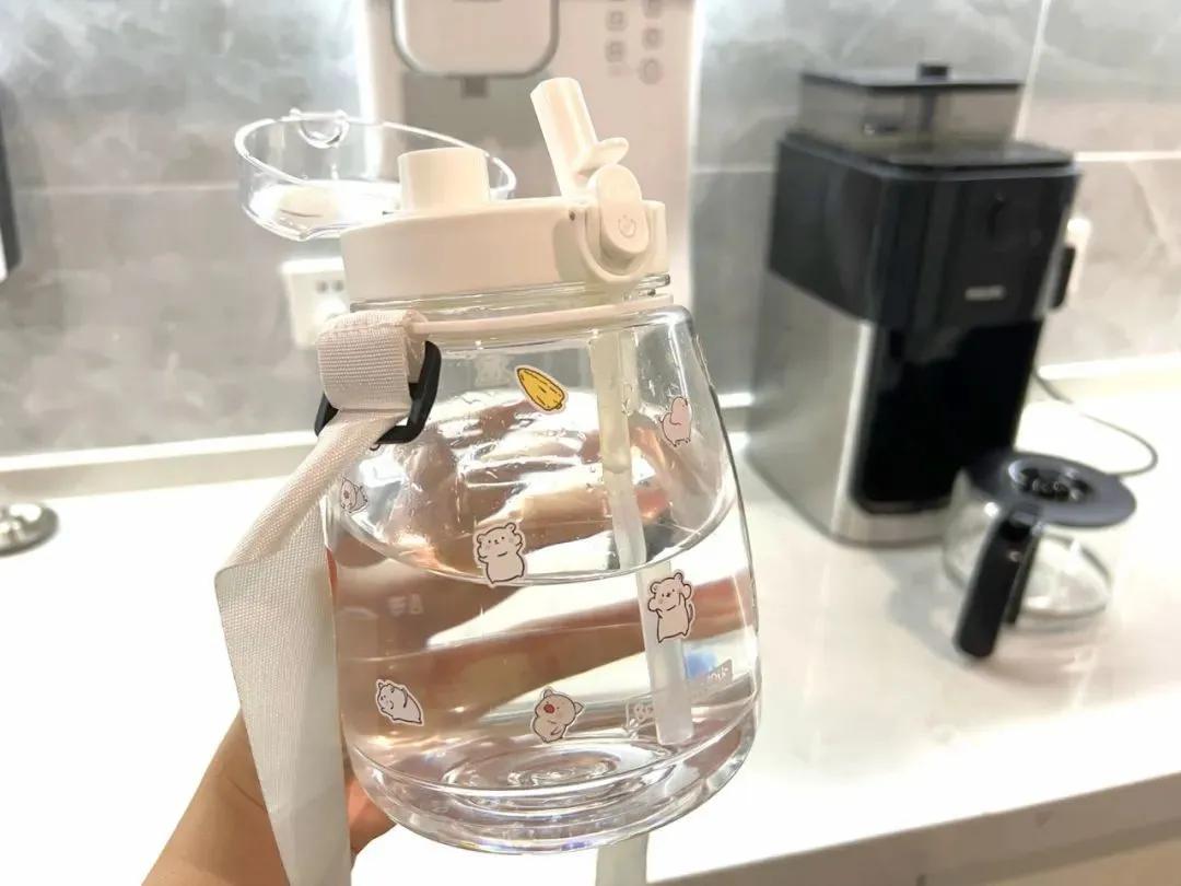 儿童保温杯子中毒事件,劣质塑料水杯对孩子的危害