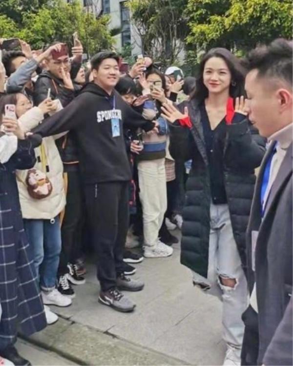 汤唯为父亲庆祝80岁生日,汤唯现身衣着宽松老公贴心帮撑伞