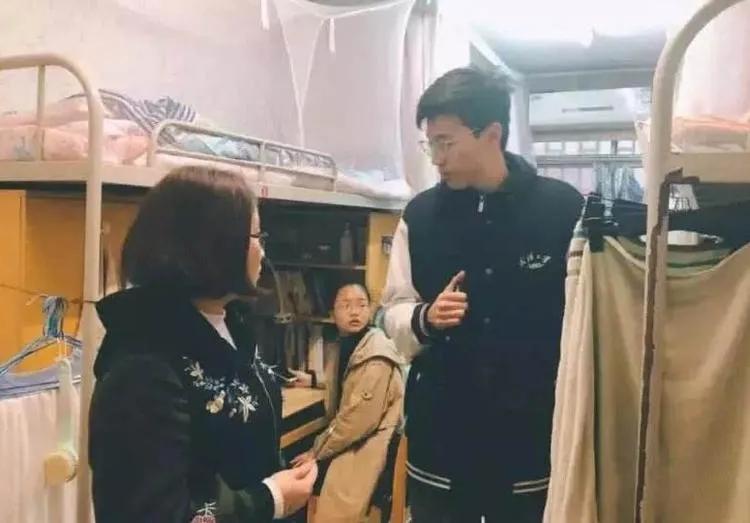 大学宿舍可以男女混住,男女寝室是否应该混住