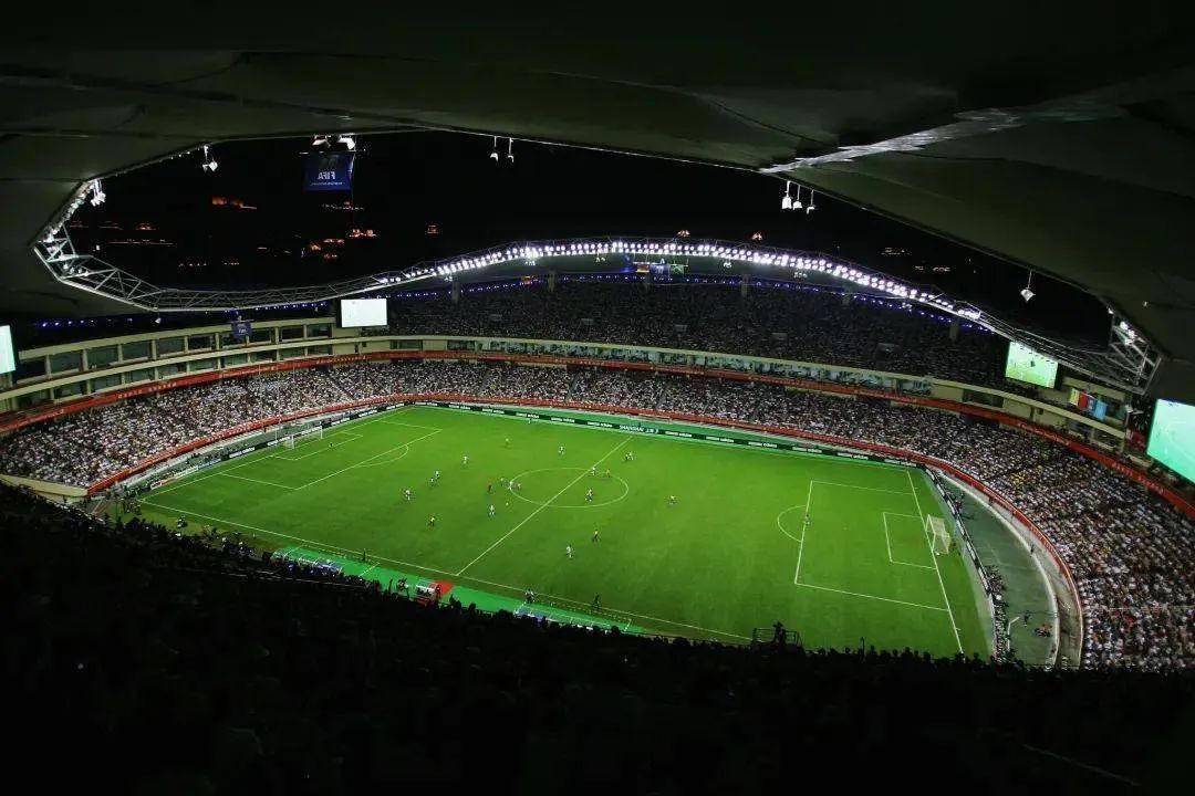 足球场天亮了,天亮了中央民族大学