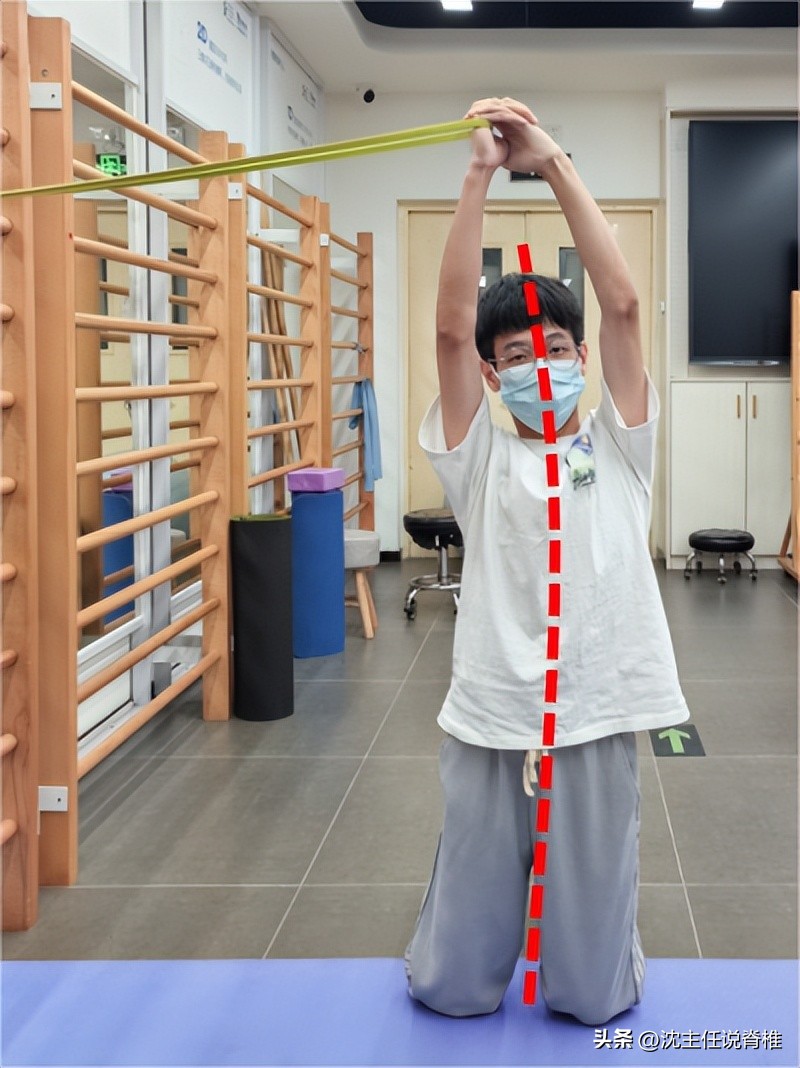 7岁小朋友偏向一侧怎么纠正,孩子身子往一边偏怎么回事