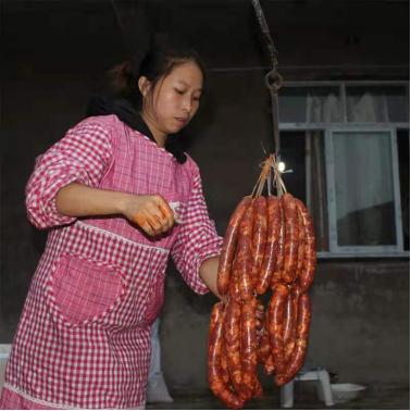 小学辍学没颜值的农村主妇，却被央视表扬，粉丝千万，到底凭啥？