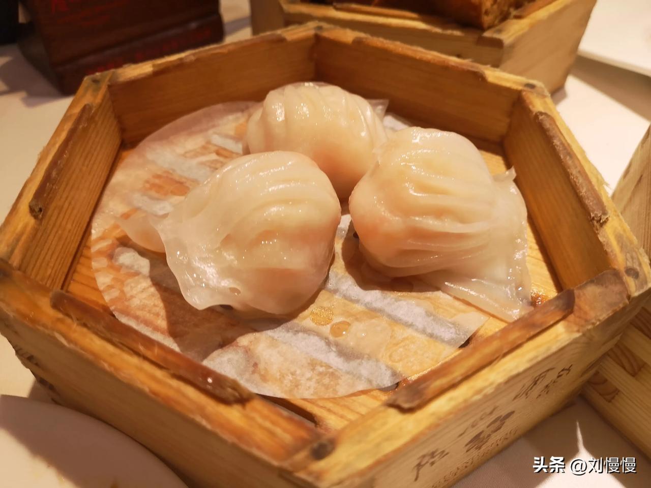 一群人靠着各种知识解决问题,一群人克服困难