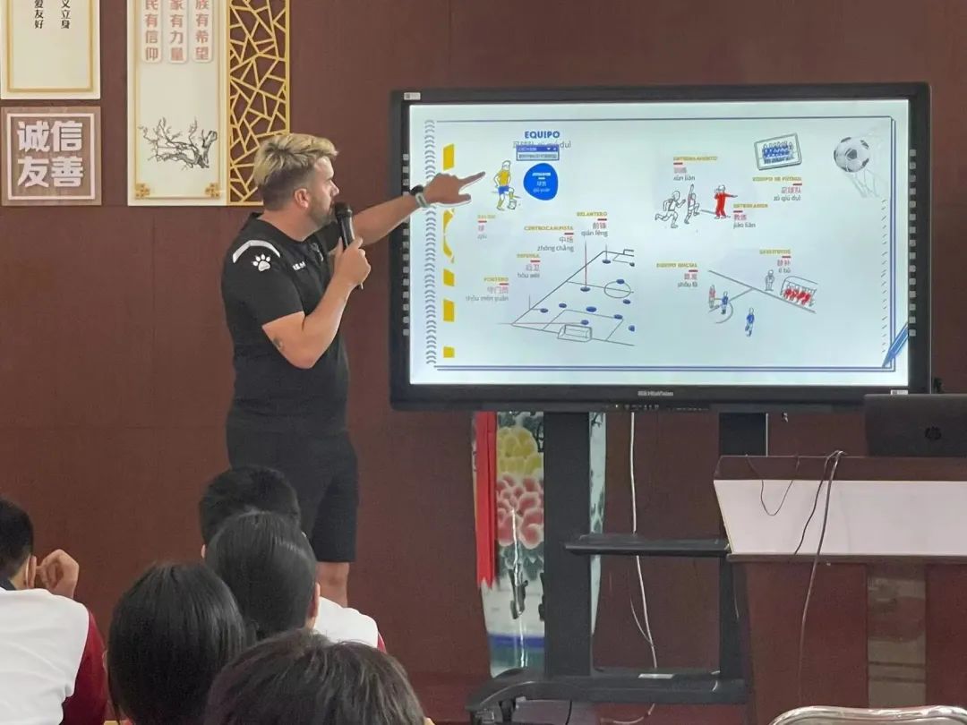 体验足球快乐成长,感受足球魅力弘扬体育精神