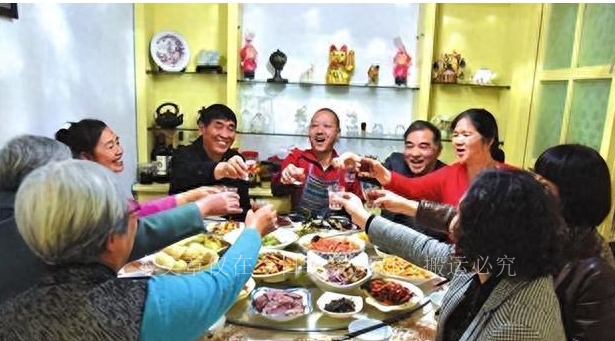 堂哥手断了，我带1000元去看望他，他把钱扔到一边“拿30万给我”