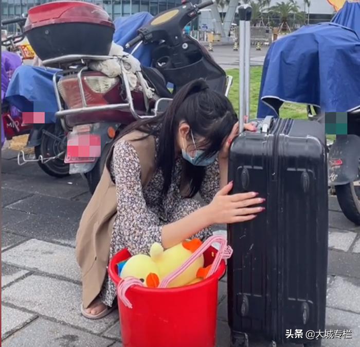 福建一女孩提桶找工作，不是嫌下雨就是嫌热，每天溜一圈就回家