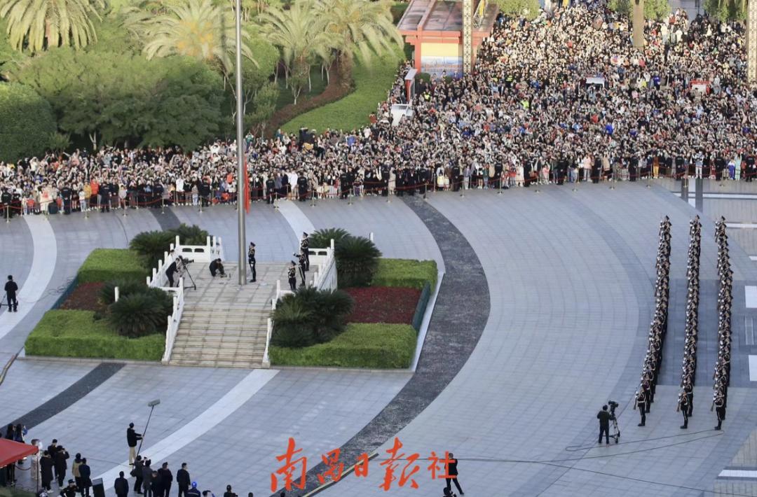 八一广场今天的最新视频,八一建军节一个热血沸腾的场面