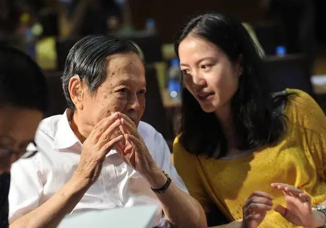 嫁给杨振宁前翁帆经历了什么,翁帆嫁给大自己54岁的杨振宁原因