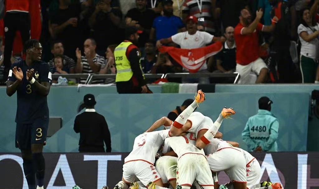 纤纤折杨柳持此寄情人的意思,纤纤折杨柳持此寄情人是什么意思