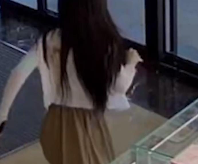 女子试戒指戴上就跑被抓称没钱买,女子商场内试戴戒指被抓事件