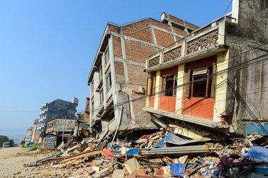 尼泊尔8级地震真实影像，泳池顷刻变汪洋大海，场面堪比灾难片