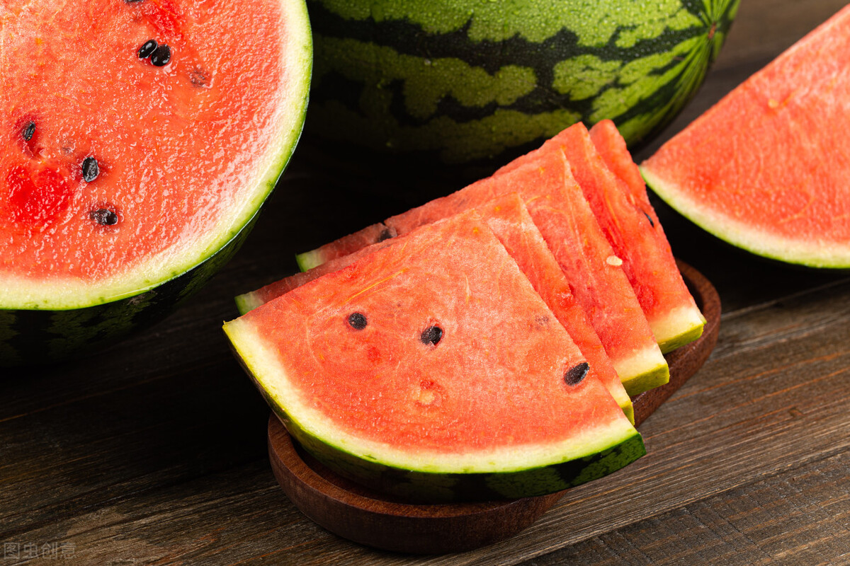 西瓜冰箱里切开放几天了可以吃吗,西瓜吃不完放冰箱保鲜