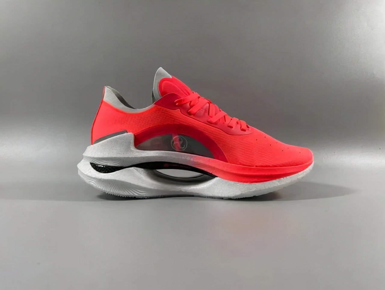 谷爱凌同款跑鞋太帅了，镂空跑鞋科技感强，安踏设计赶超李宁？