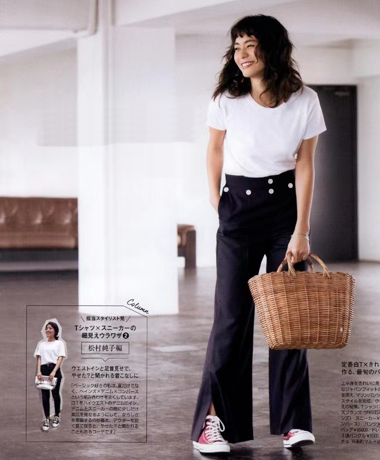 女生穿运动鞋最时尚的穿搭,宽松t恤女中长款搭配什么鞋