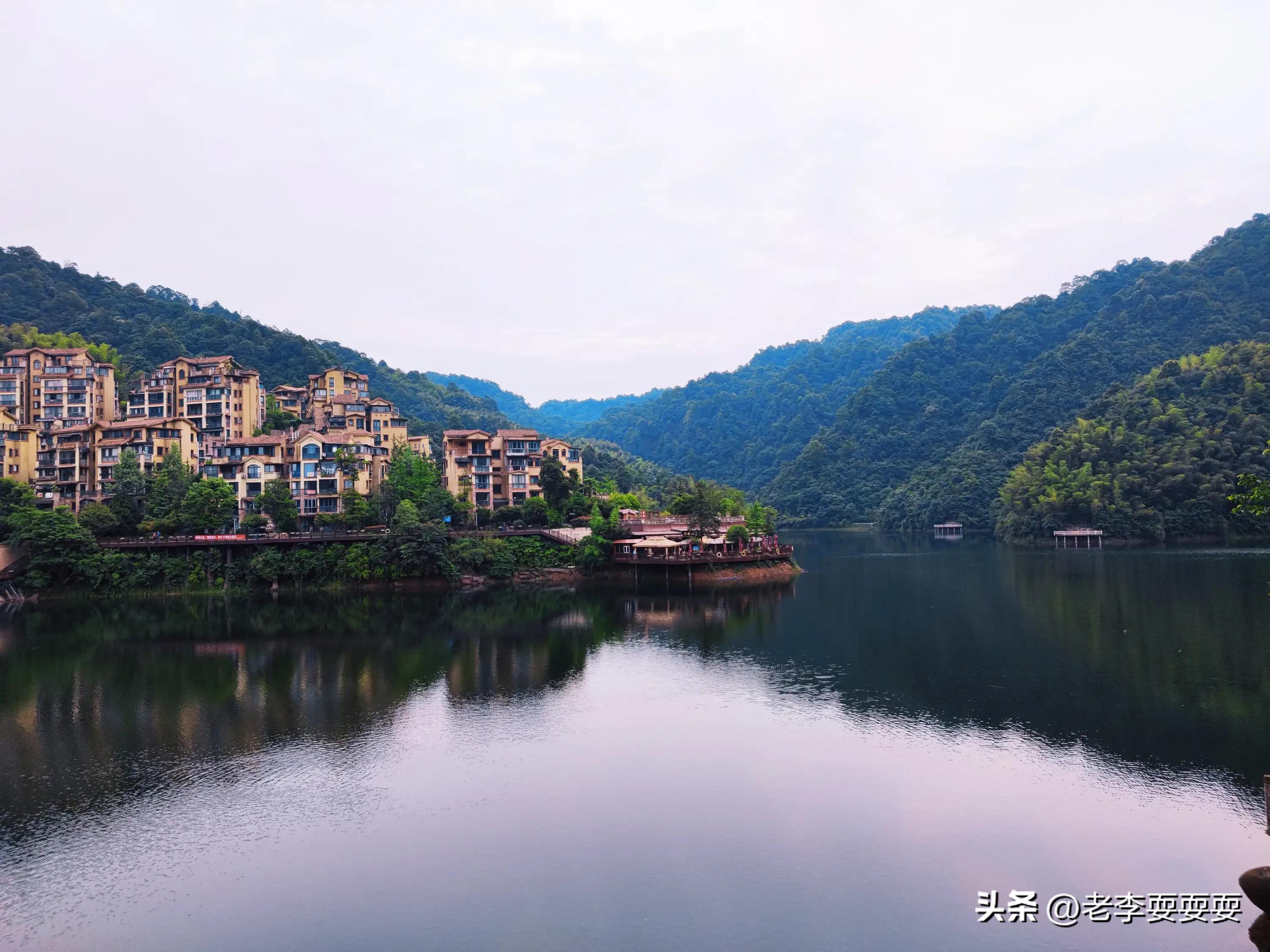 它崖、湖双拥，天然资源国内罕见，是海拔1280米之上的幸福城堡