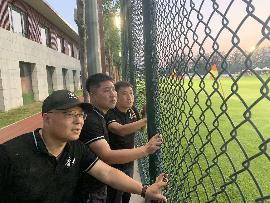 一年没见的支教老师和小队员们相遇惊喜地笑开心地哭