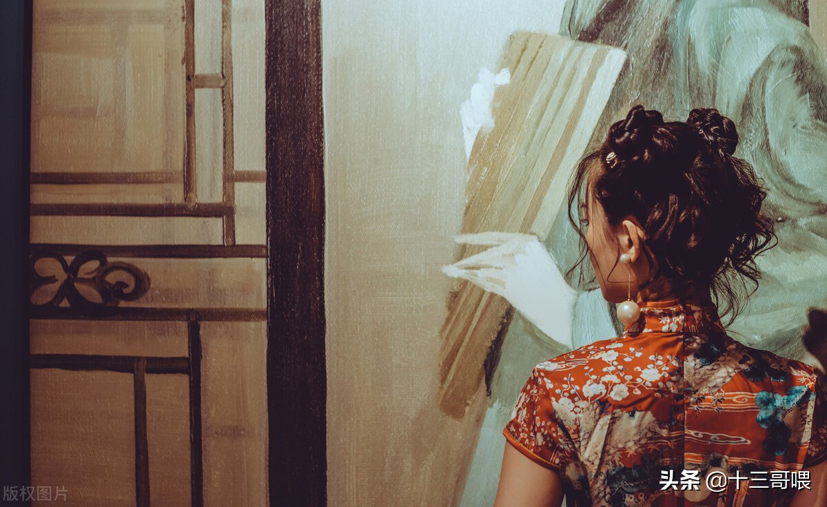 四年不见，阿紫姑娘变成紫爷，芊芊玉手布满了烫伤，说不出的恐怖