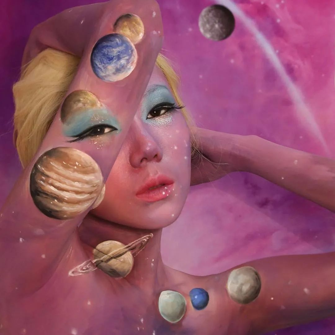 她脱去衣服,在自己皮肤上作画,狂吸63万粉,还能月入百万