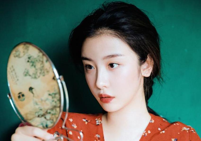 一段女星不雅视频,在镜头前清洗内衣,大胆行为与杨超越如出一辙