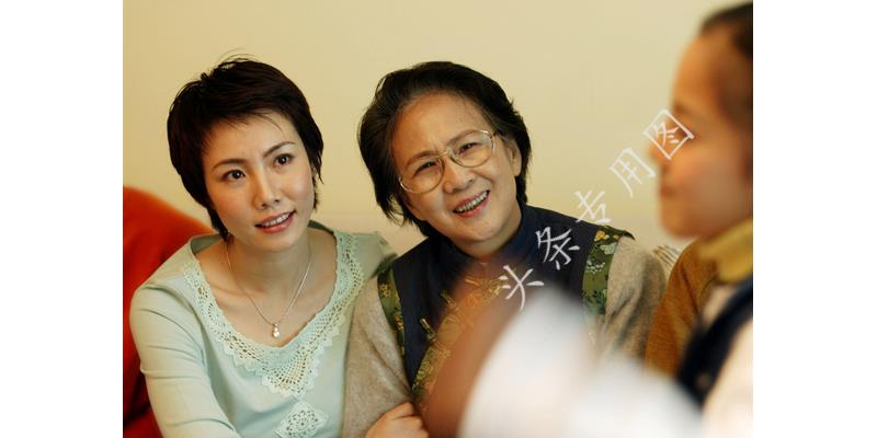 我坐月子,母亲说摔伤腿不能来,出月子后去娘家,见到母亲我愣住