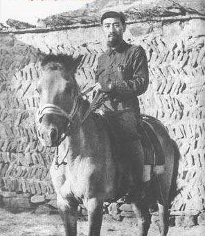 周恩来年轻时非常帅气，为何他却从28岁开始，留起了难看的大胡子