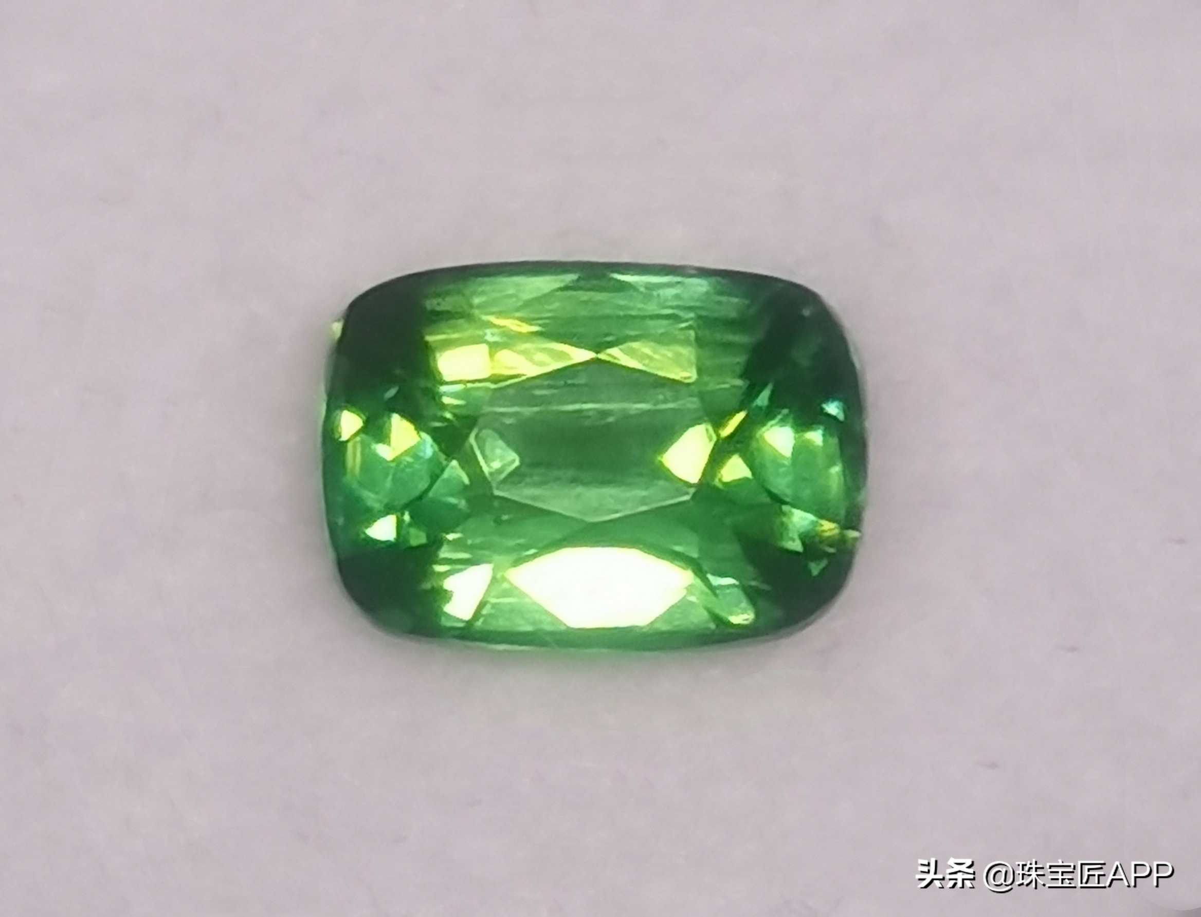 天然锆石有火彩吗,真正的天然红锆石长什么样