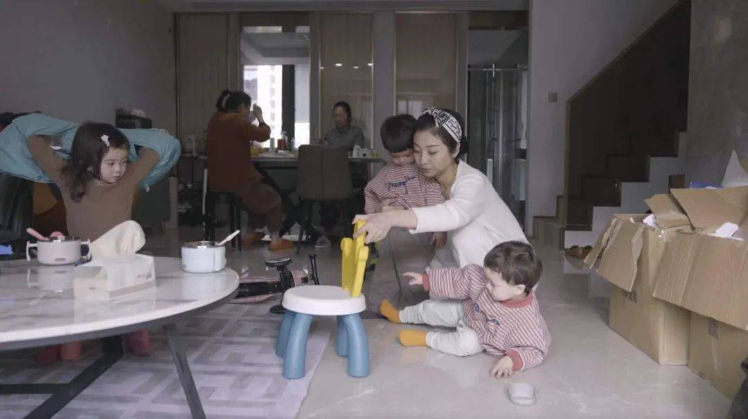 30岁女模特试管生下混血三胞胎,30岁模特妈妈生三个混血宝宝