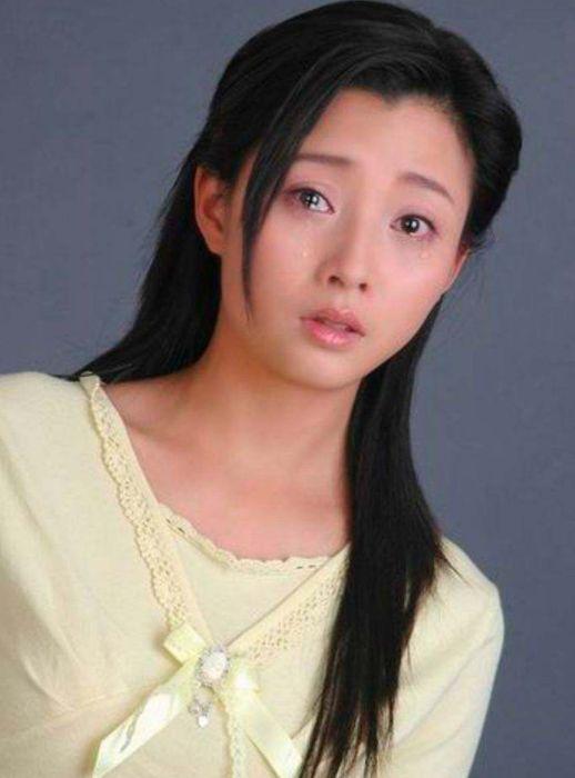 看烦了满屏的“纸片人”“排骨胸”，这几位有肉感的女星才是真美