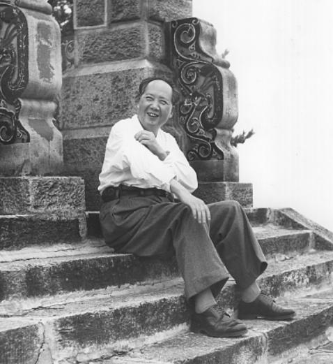 毛主席游孔林，突听“砰”一声响，他问孔子后人：这里常打枪吗？