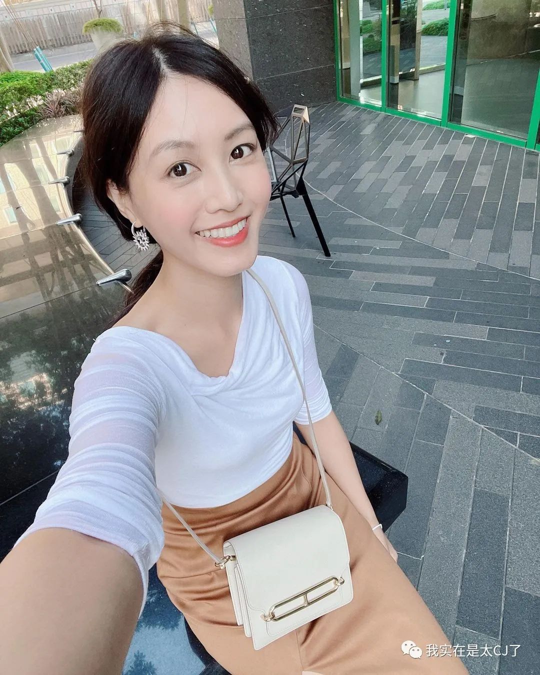 真富婆假富婆对比,台湾富婆王思佳晒香奈儿包遭吐槽