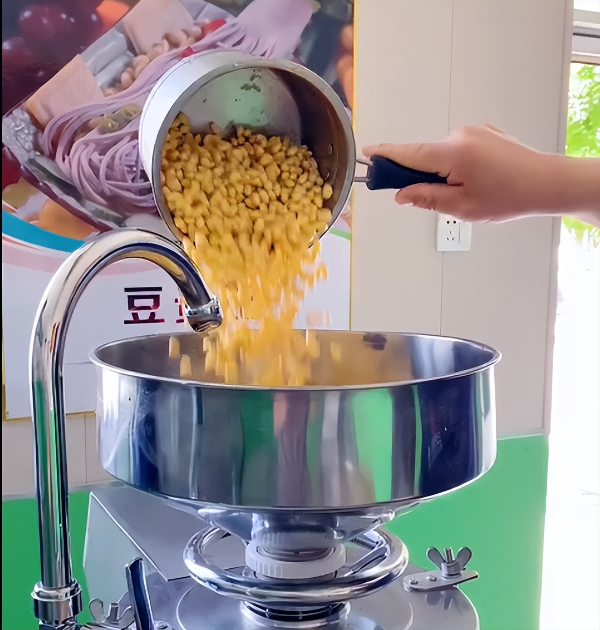 小型全自动豆腐机百斤费用是多少,一台小型豆腐机多少钱