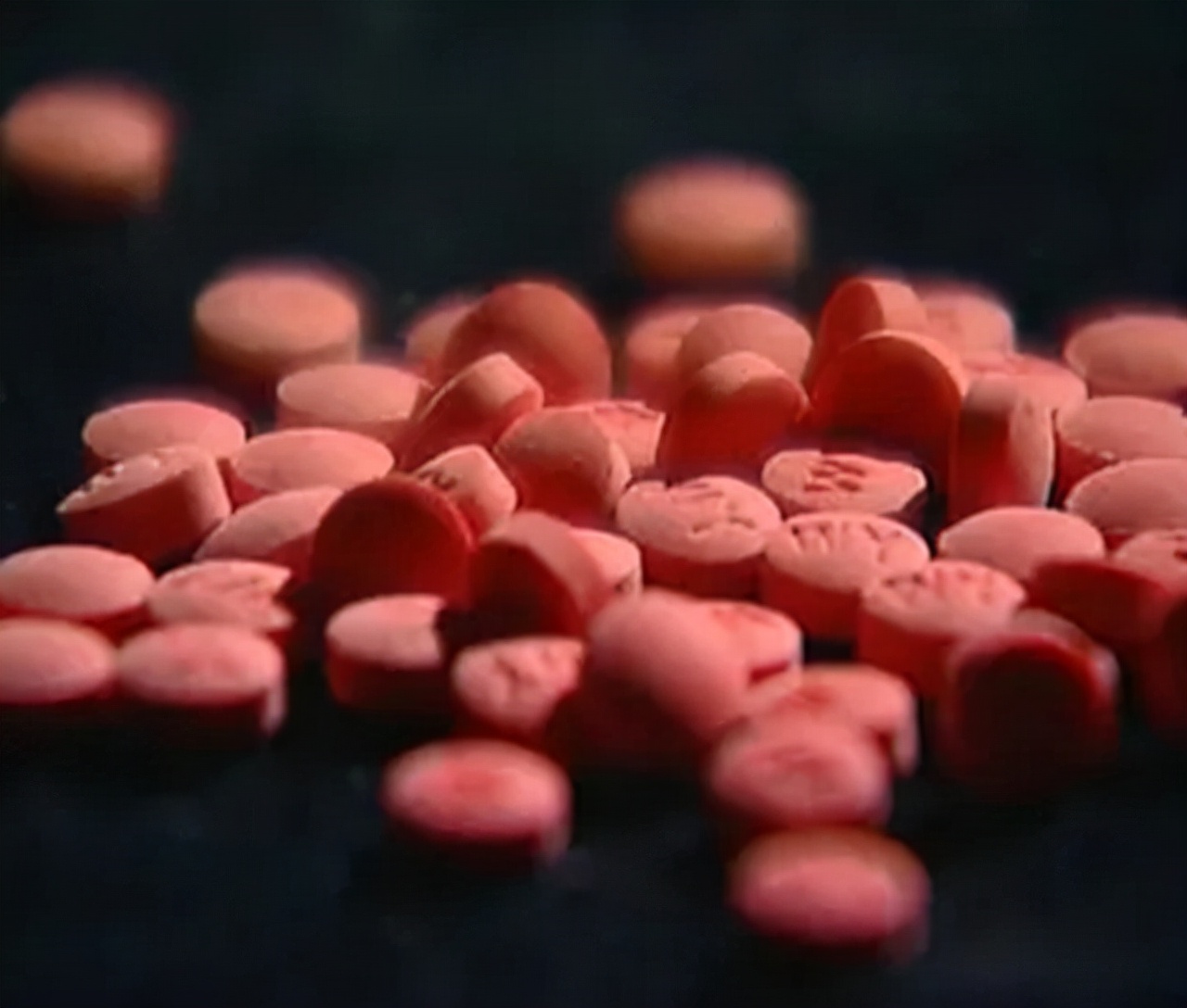 上海小伙成墨西哥毒枭,却未向中国贩毒,密室中成捆美钞垒成高台