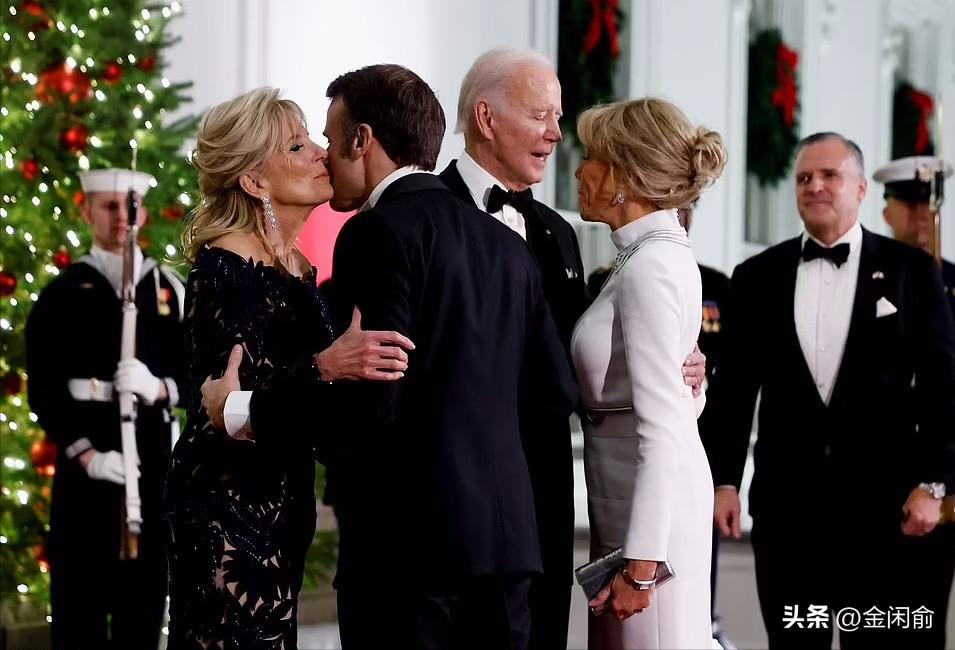 马克龙夫妇携手并肩,马克龙与妻儿出席活动