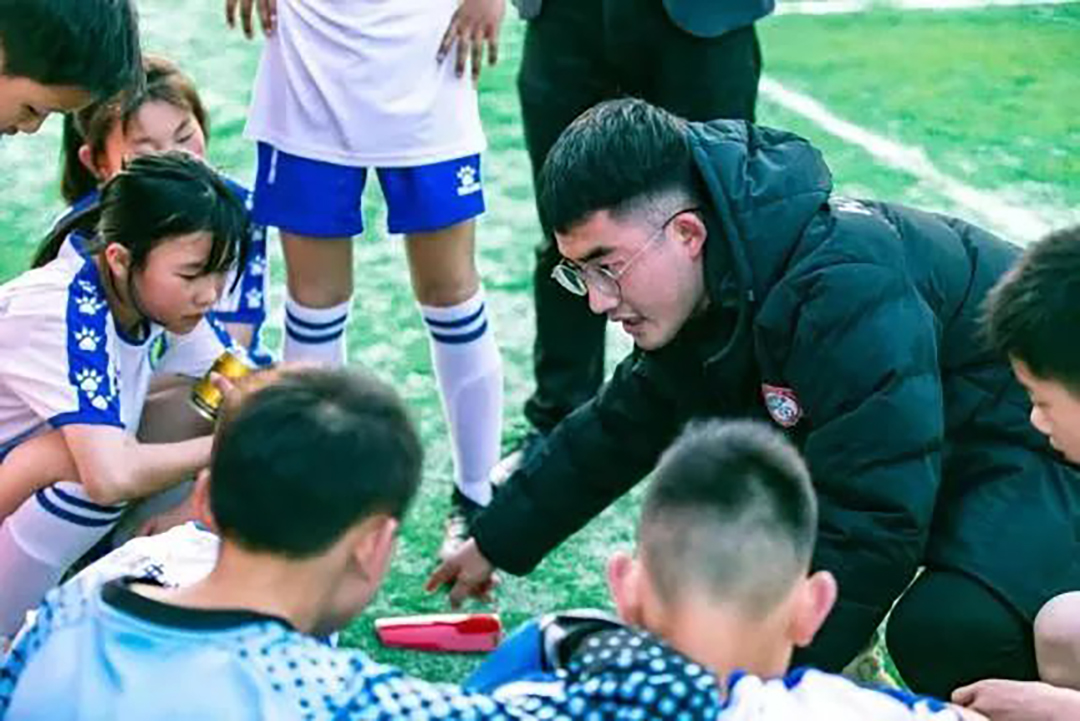 延期却不失约“美丽乡村足球季”志愿者和球队一起完成“加时赛”